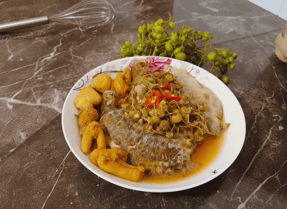 Món cá kho với vị đậm đà, hòa quyện cùng trái giác đặc biệt, đậm đà hương vị Tây Nam Bộ